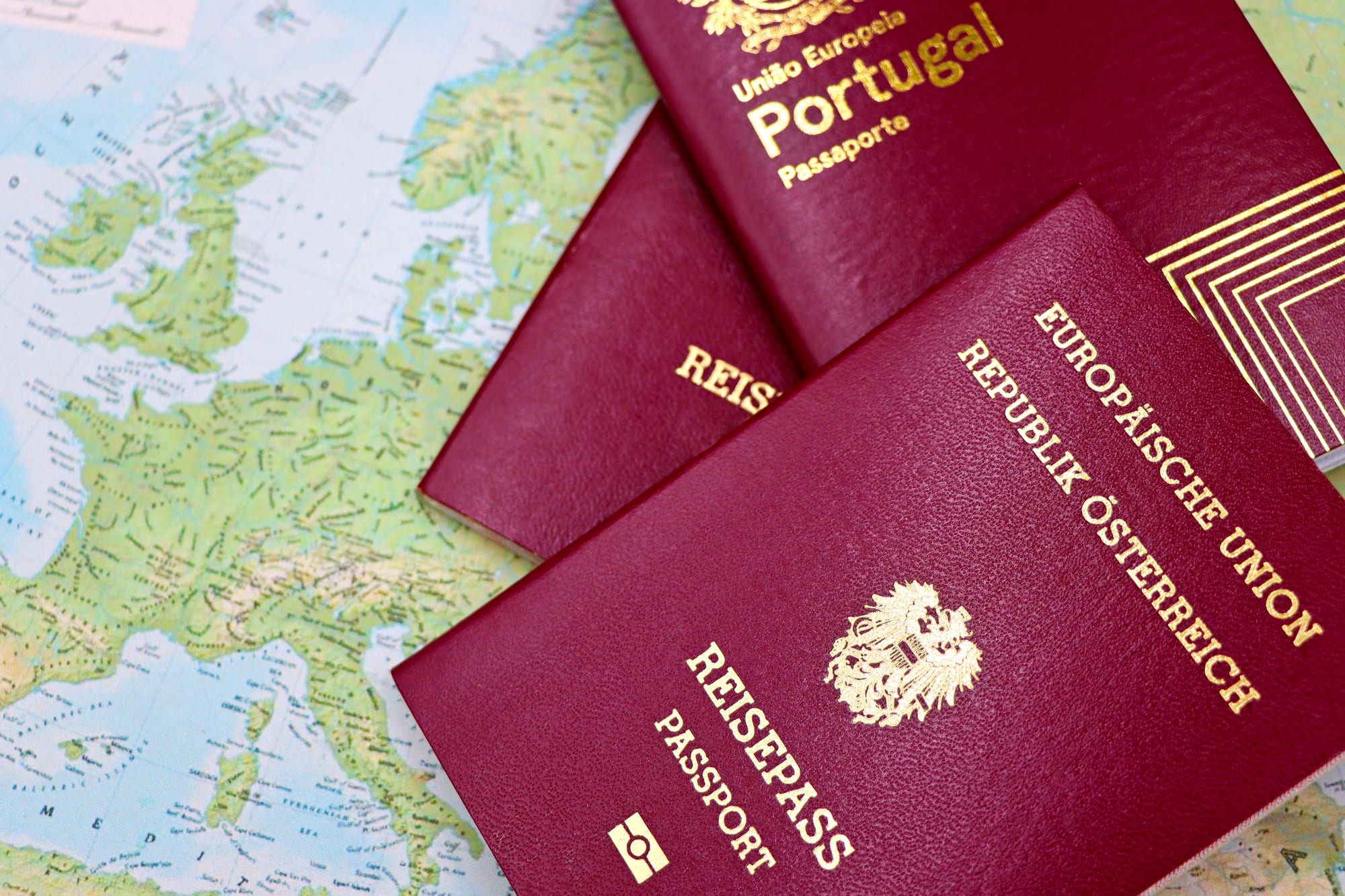 Europäische Reisepässe auf einer Weltkarte als Symbol für grenzüberschreitende Berufsanerkennung in der EU