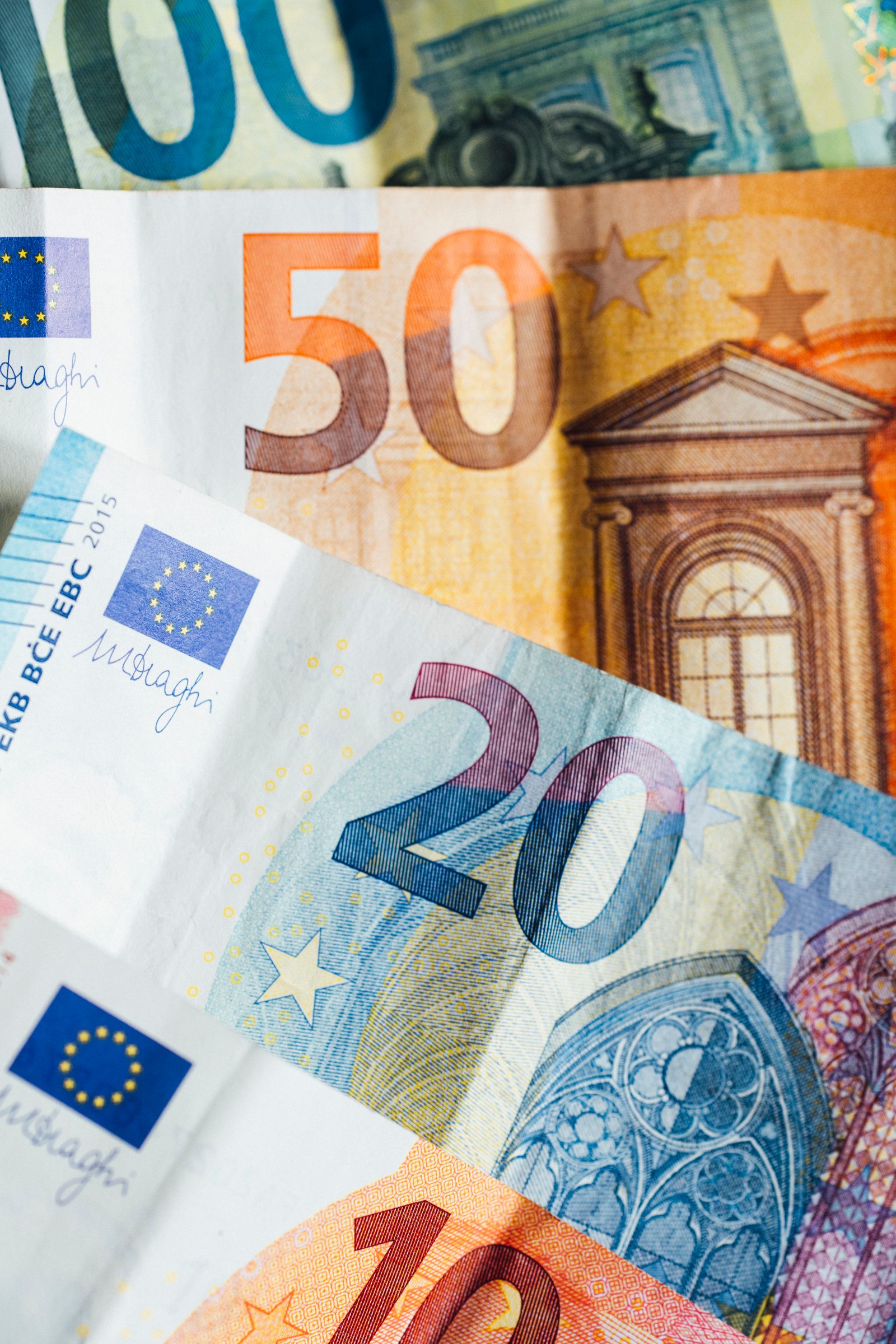 Mehrere Euro-Geldscheine unterschiedlicher Werte übereinander gefächert