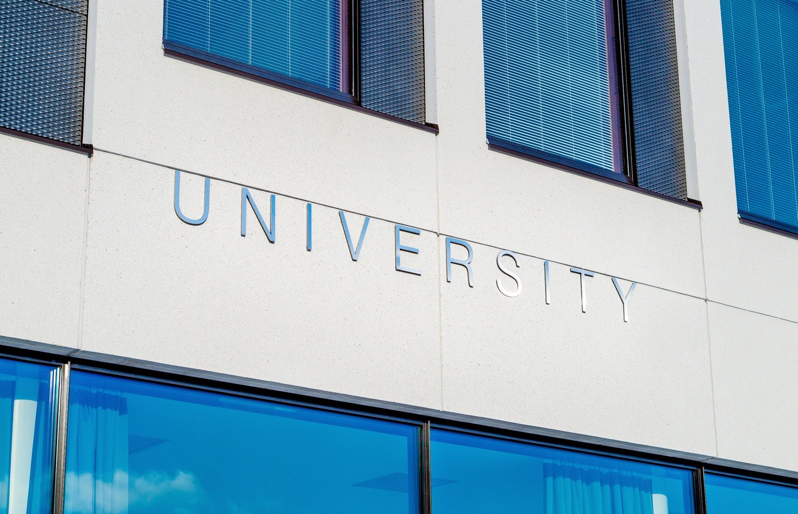 Fassade eines modernen Universitätsgebäudes