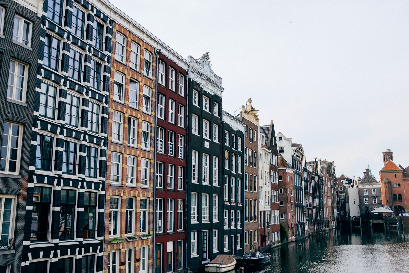 Historische Grachtenhäuser in Amsterdam als Symbol für die Weiterbildung in den Niederlanden
