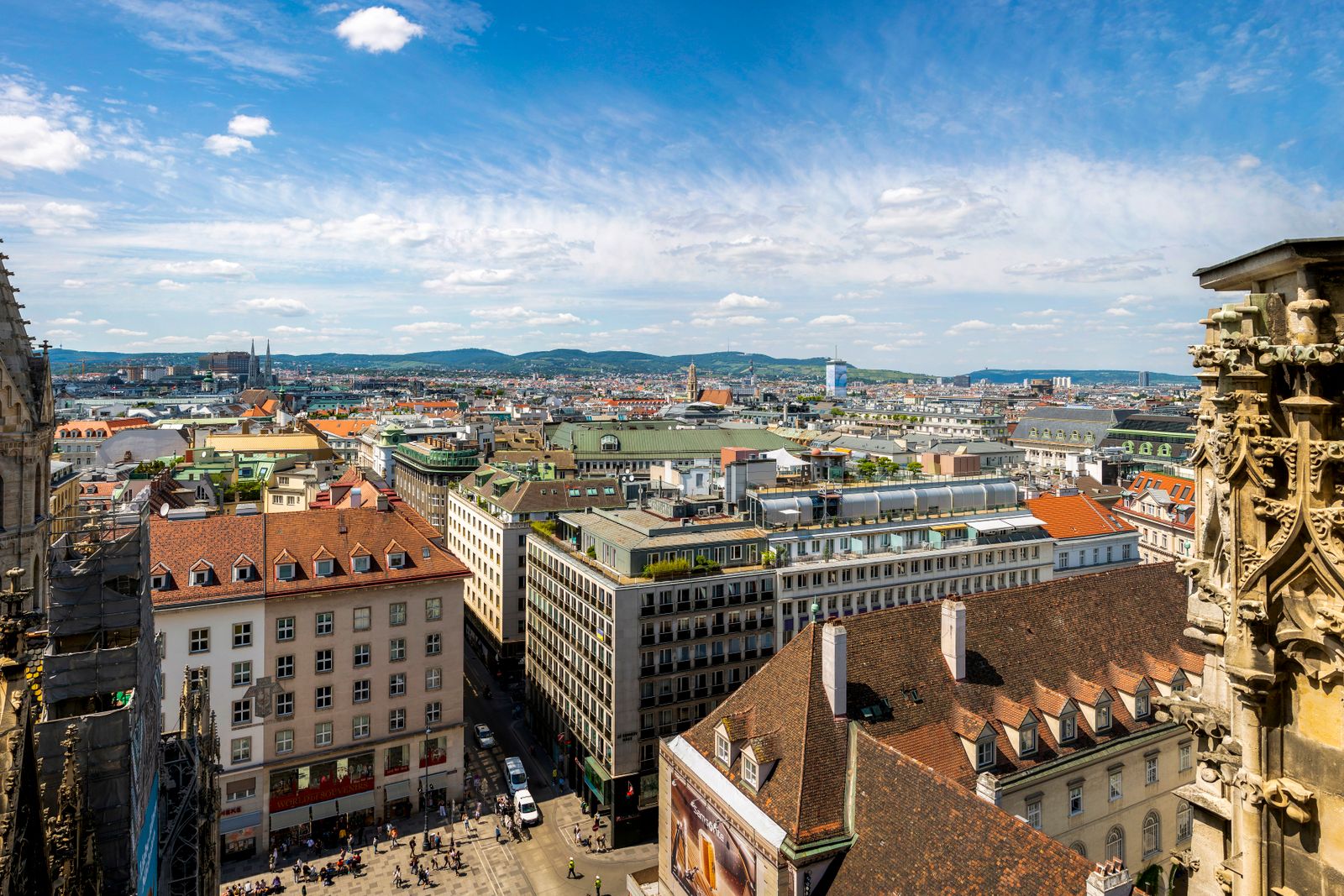 Panoramablick auf die Stadt Wien mit Türmen und Dächern der Altstadt