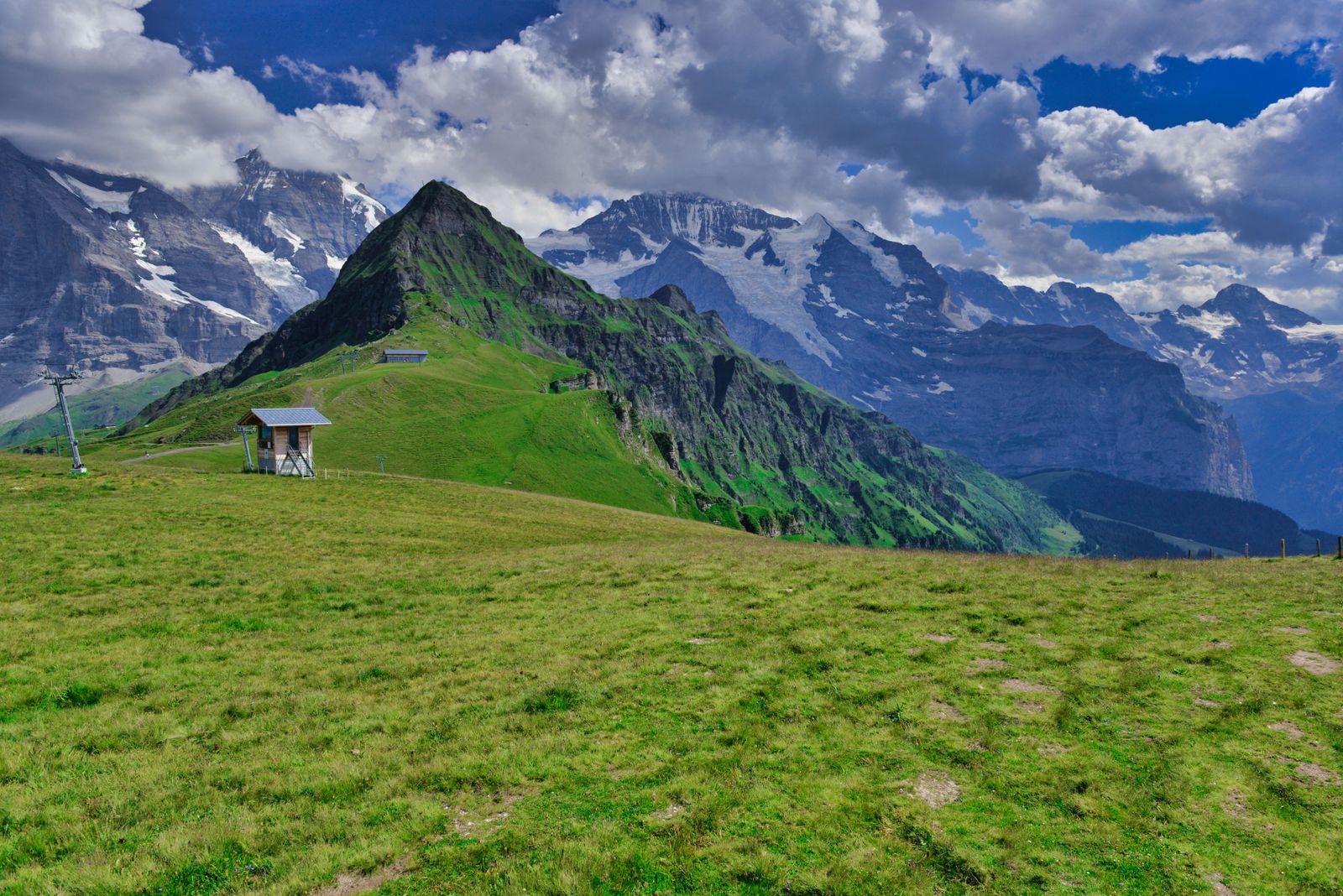 Sommerliche Berglandschaft der Schweizer Alpen bei Grindelwald