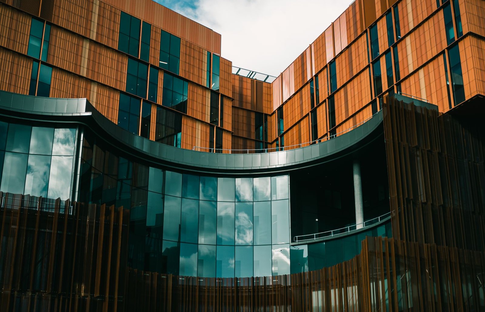 Moderne Glas- und Metallfassade eines Universitätsklinikums