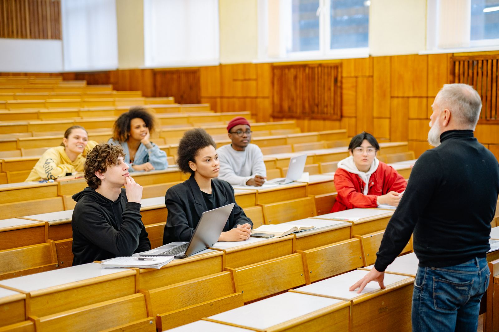 Dozentin hält an einer Universitätsklinik einen Vortrag vor Studierenden