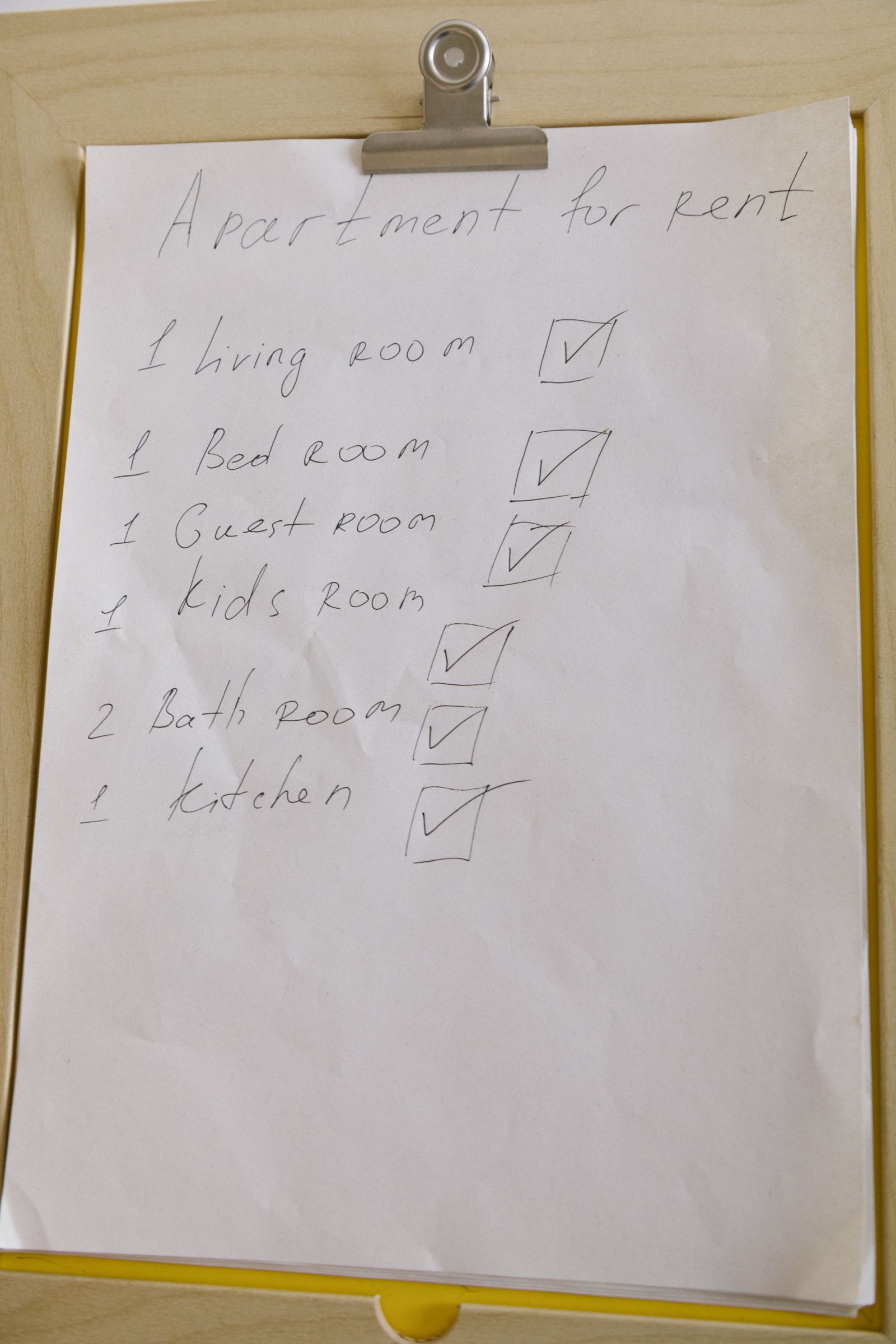 Checkliste auf einem Klemmbrett als Sinnbild für die formalen Voraussetzungen vor der KFO-Weiterbildung