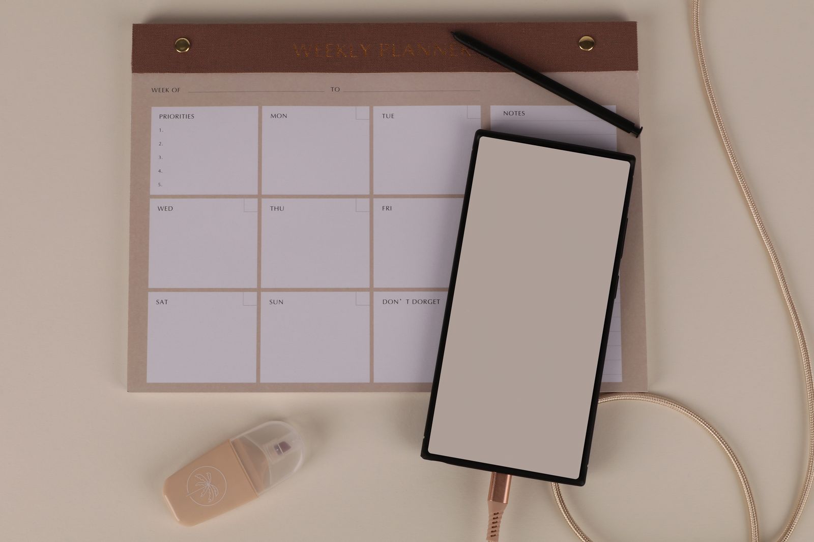 Ein Wochenplaner und Kalender liegen aufgeschlagen auf einem Schreibtisch